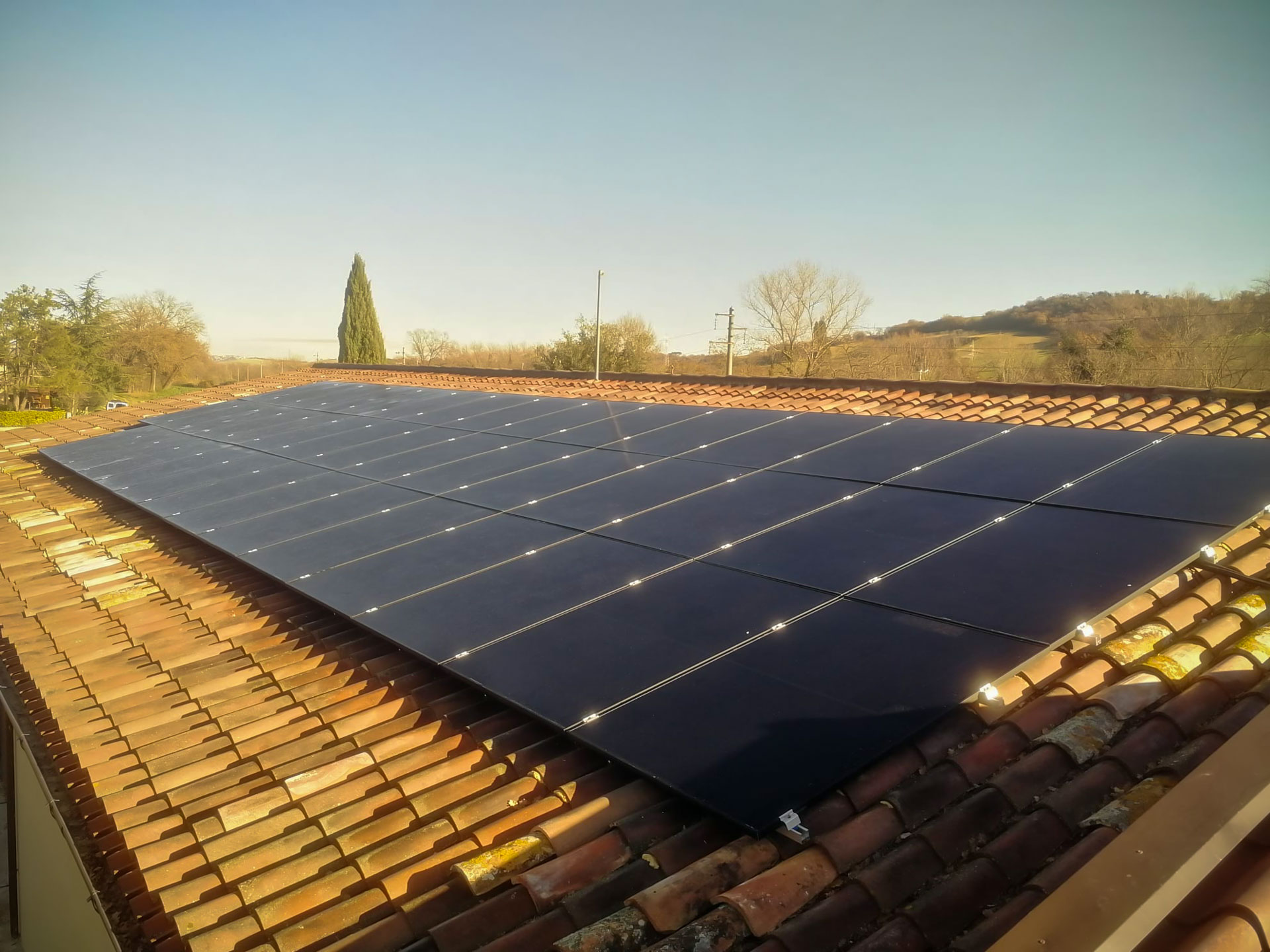 Impianto fotovoltaico a tetto in autoconsumo realizzati su area soggetta a vincolo architettonico da 45 kW con accumulo da 40 kWh con moduli fotovoltaici grigio scuro